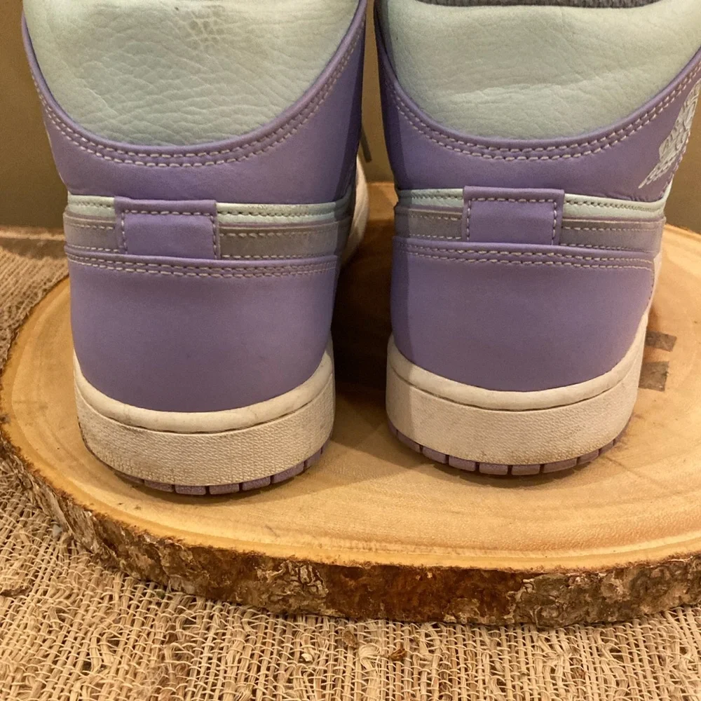 Air Jordan 1 Mid Purple Pulse 554724-500 Sz-11 White & Purple‎